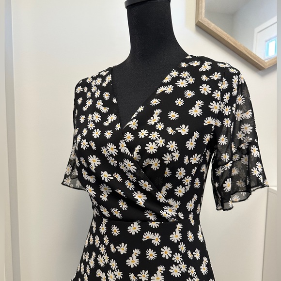 Cute Black Summer Floral Dress with White Daisies - Picture 4 of 6